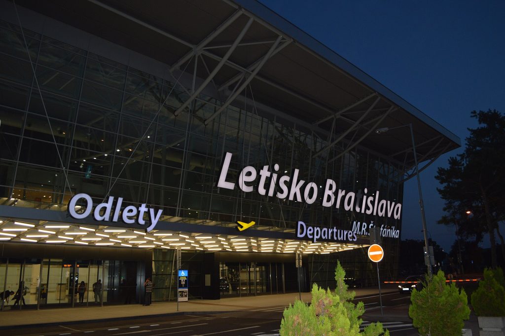 Terminál odletov na letisku Bratislava, odbavenie športovej výbavy