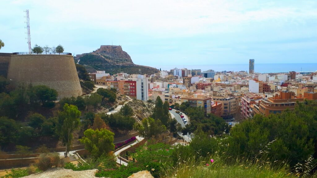 Alicante s hradom Santa Bárbara nad prístavom a Stredozemným morom