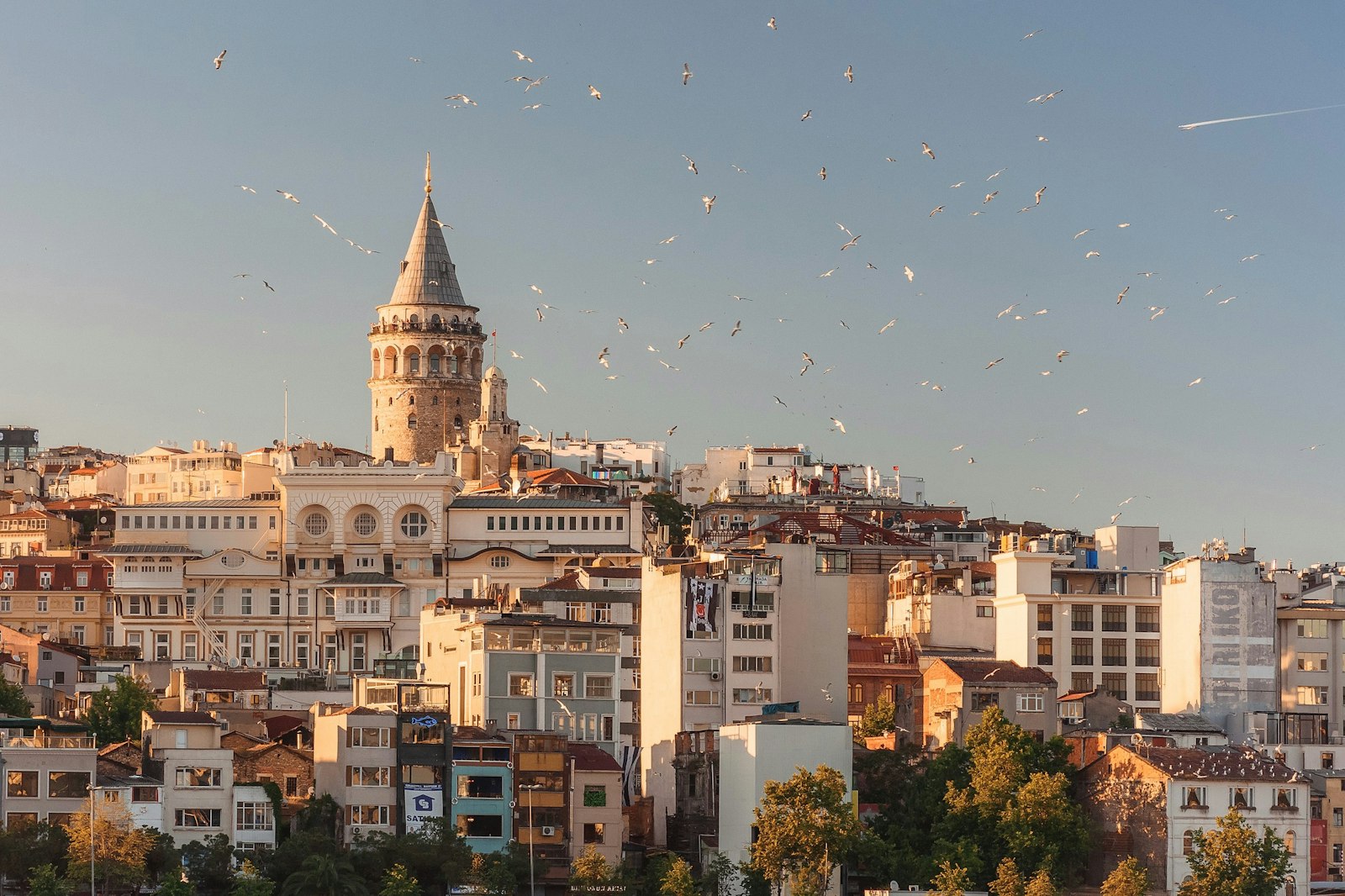 Galatská veža nad panorámou Istanbulu