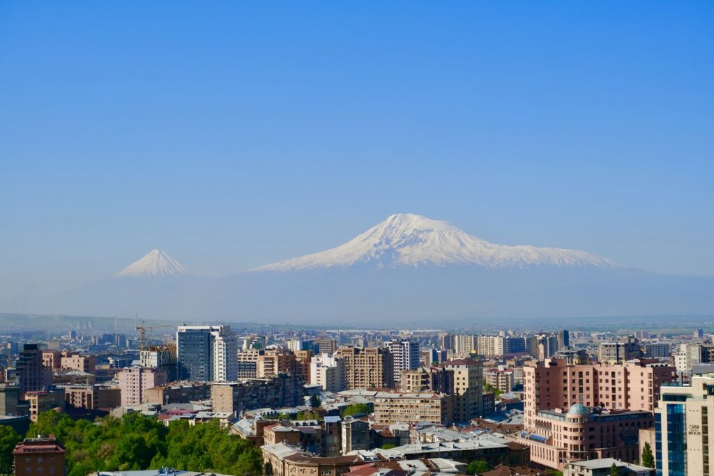 Panoráma Jerevanu so zasneženou horou Ararat v pozadí