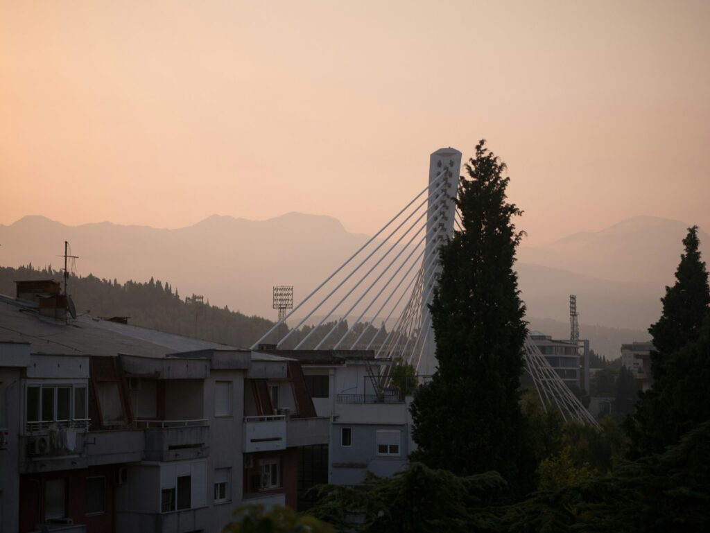 Panoráma Podgorice s Milénium mostom cez rieku Moraču