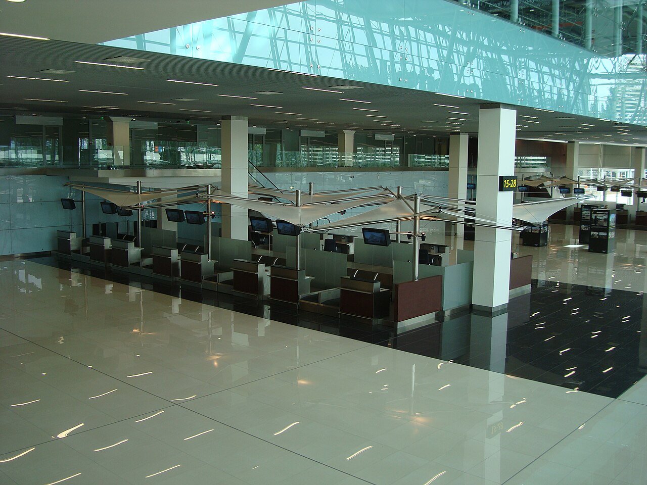Rad odbavovacích prepážok check-in v hale terminálu letiska Bratislava