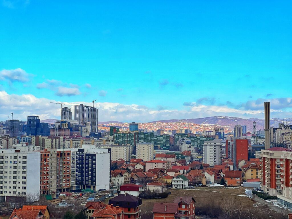 Panoráma Prištiny s výškovými budovami