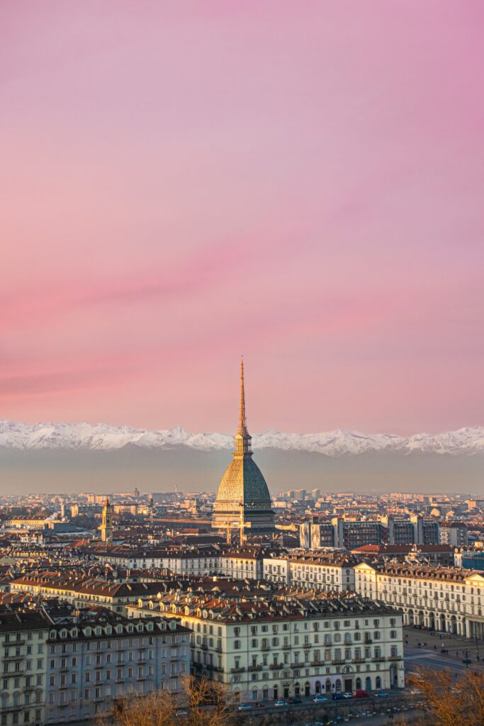 Panoráma Turína s Alpami v pozadí – lety z Bratislavy do Turína