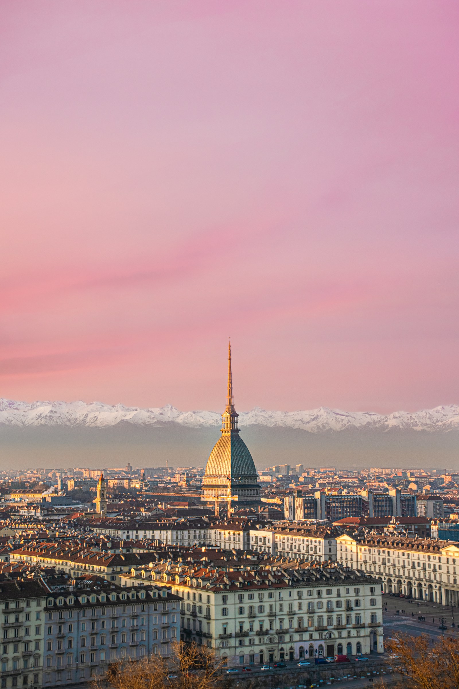 Panoráma Turína s Alpami v pozadí – lety z Bratislavy do Turína